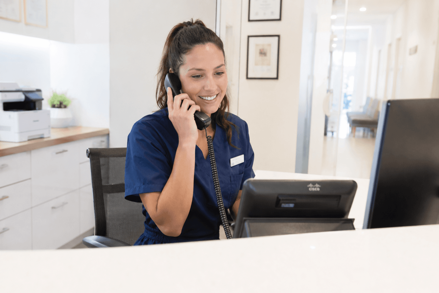 Arztpraxis Rezeption mit modernem Cisco Tischtelefon